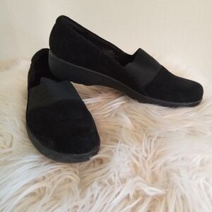 NWOB Easy Spirit Black Slip-Ons Cushioned Comfy Grippy Sole Casual Office Dress